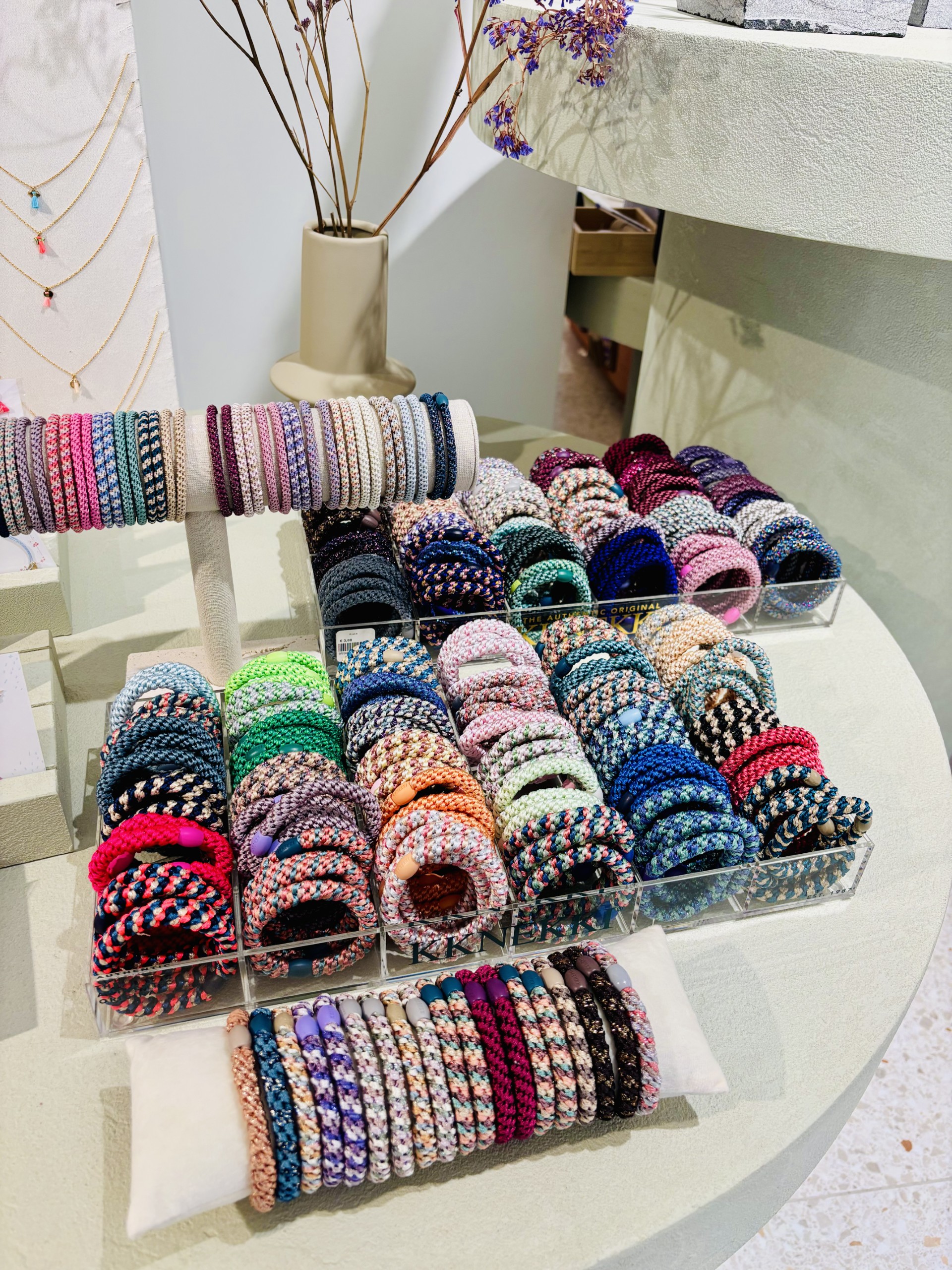 Knekki haarsieraden in de winkel